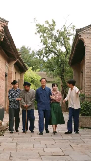 穿到饥荒年我靠绑定挨骂系统顿顿吃肉 (80集) 穿到饥荒年我靠绑定挨骂系统顿顿吃肉 (80集) 短剧分享片段