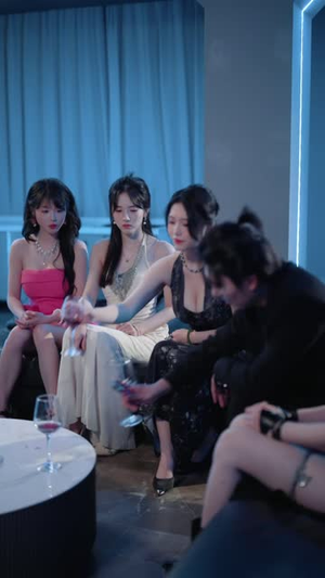 穿书秦洛日记,女主移情别恋(80集) 穿书秦洛日记,女主移情别恋(80集)短剧介绍