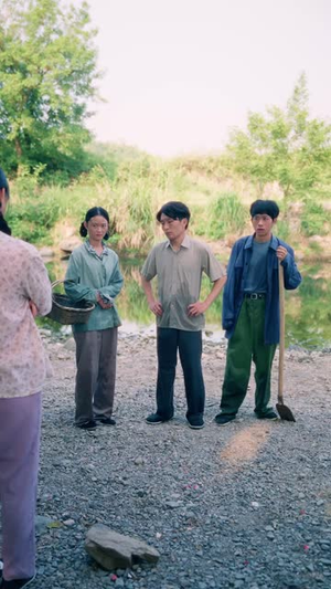 穿成后妈文女主,她掀桌子不干了(41 集) 穿成后妈文女主,她掀桌子不干了(41 集)短剧同款