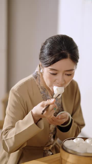 卖掉老屋,余生取悦自己(60 集) 卖掉老屋,余生取悦自己(60 集)全网话题讨论量破5亿
