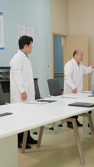 妇产科大医:方寸诊室渡病患(53 集) 妇产科大医:方寸诊室渡病患(53 集)替嫁